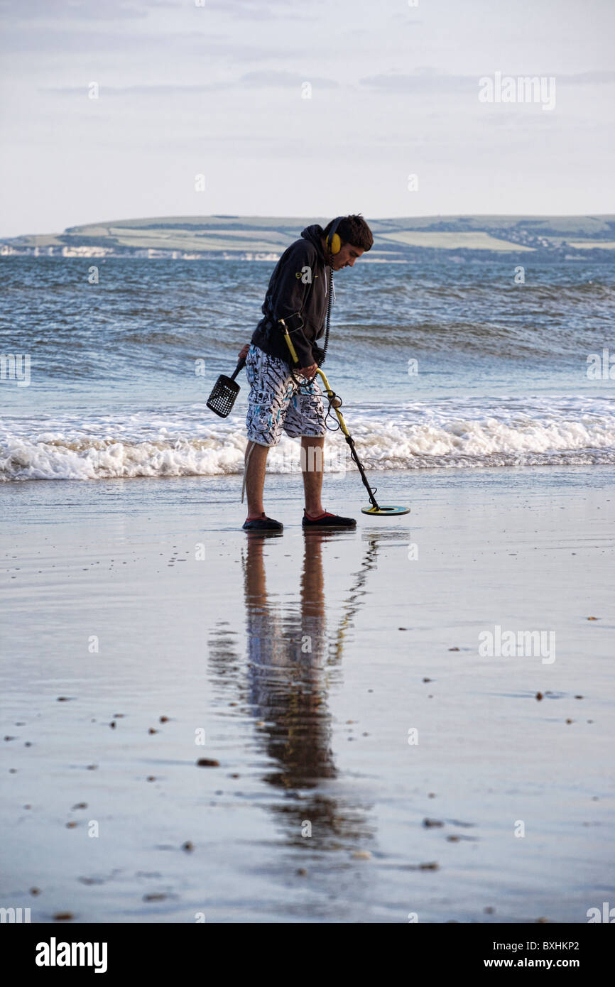 Beach combing metal detector hires stock photography and images Alamy