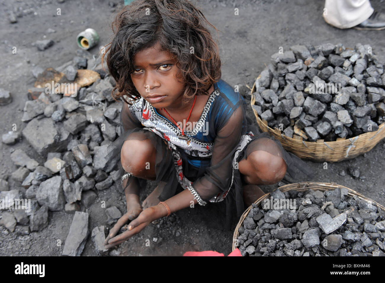 India Jharkhand Jharia children collect coal from coalfields Stock Photo