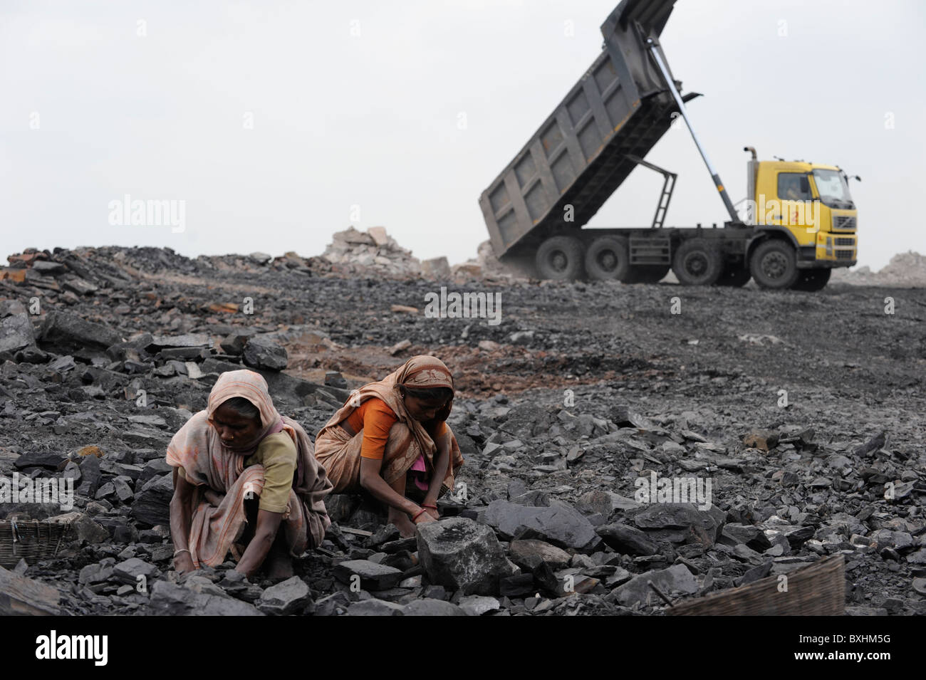 India Jharkhand Dhanbad Jharia, people pick coal at overburden dumping site of opencast mine of Bharat coking coal Ltd. Stock Photo