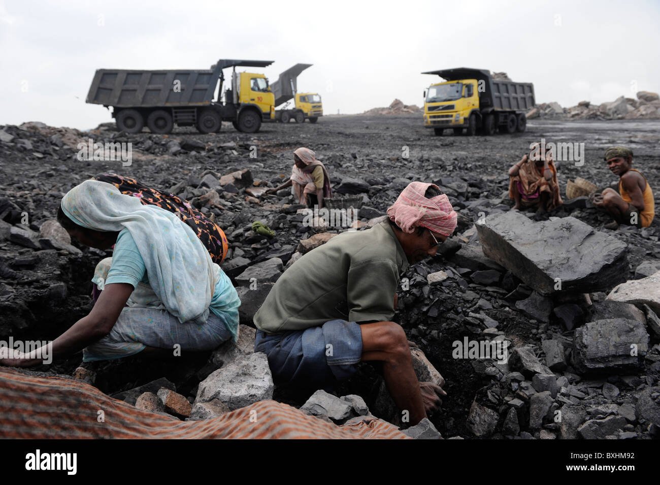India Jharkhand Dhanbad Jharia, people pick coal at overburden dumping site of opencast mine of Bharat coking coal Ltd. Stock Photo
