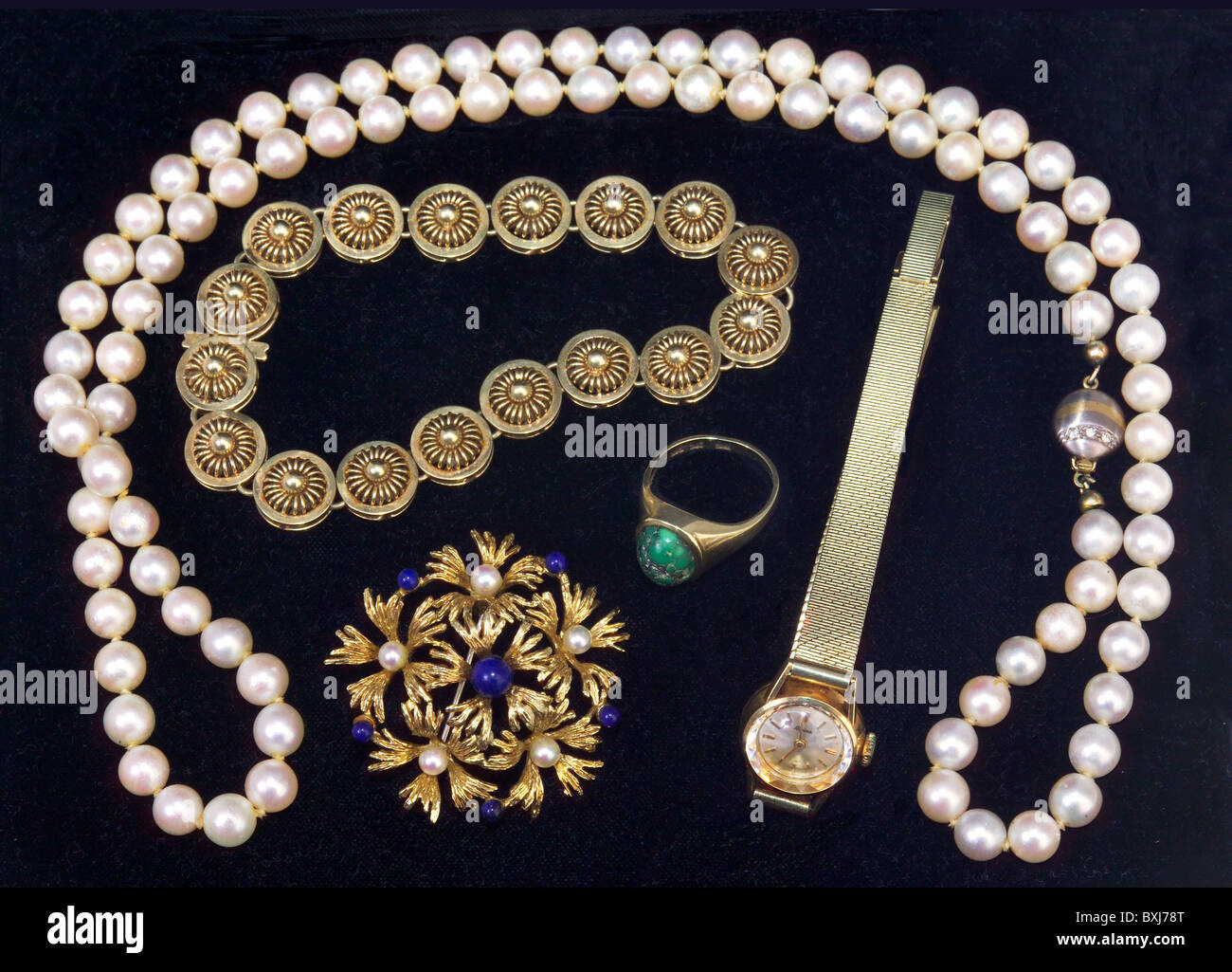 jewelry, gold jewellery, piece of jewellery: lady's watch, pearl necklace, culture pearl, necklet, bracelet, gold chain, brooch, Germany, 20th century, historic, historical, ladies' watch, pearl, necklace, pearl necklet, pearls, necklaces, pearl necklets, precious, luxury goods, family jewels, heirloom, pawnshop, pawnshops, richness, assets, loot, fail find a buyer for the loot, item of value, object of value, items of value, objects of value, valuables, wristwatch, wrist watch, wristwatches, wrist watches, Additional-Rights-Clearences-Not Available Stock Photo