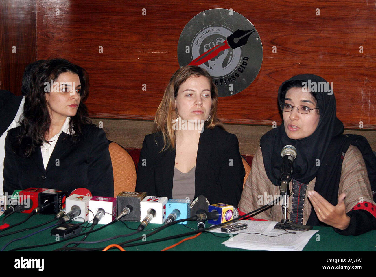Dr.Fouzia Siddiqui sister of Neuroscientist Dr.Aafia Siddiqui along with Tina Foster and Sara Howard addresses press conference Stock Photo