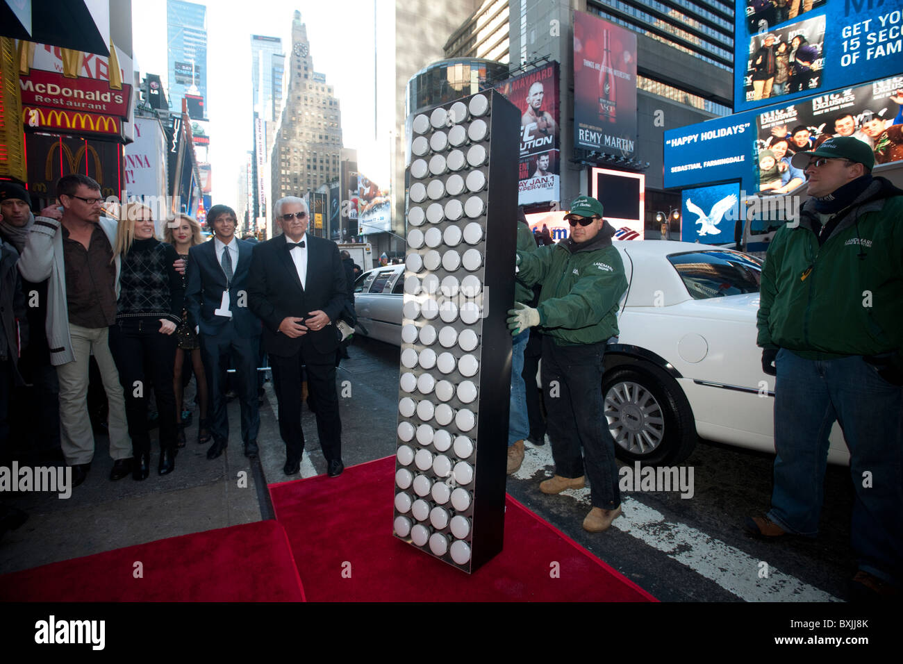 The Seven Foot Tall Numeral 1 Walks The Red Carpet To Complete The 2 0 1 Sign In Nyc S Times Square Stock Photo Alamy