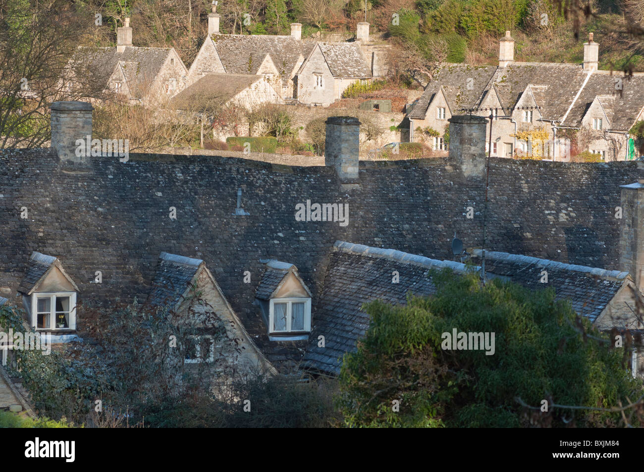 Arlington Row - 17th century weavers cottages, built in Cotswold stone, in the picturesque village of Bibury, Gloucestershire UK Stock Photo