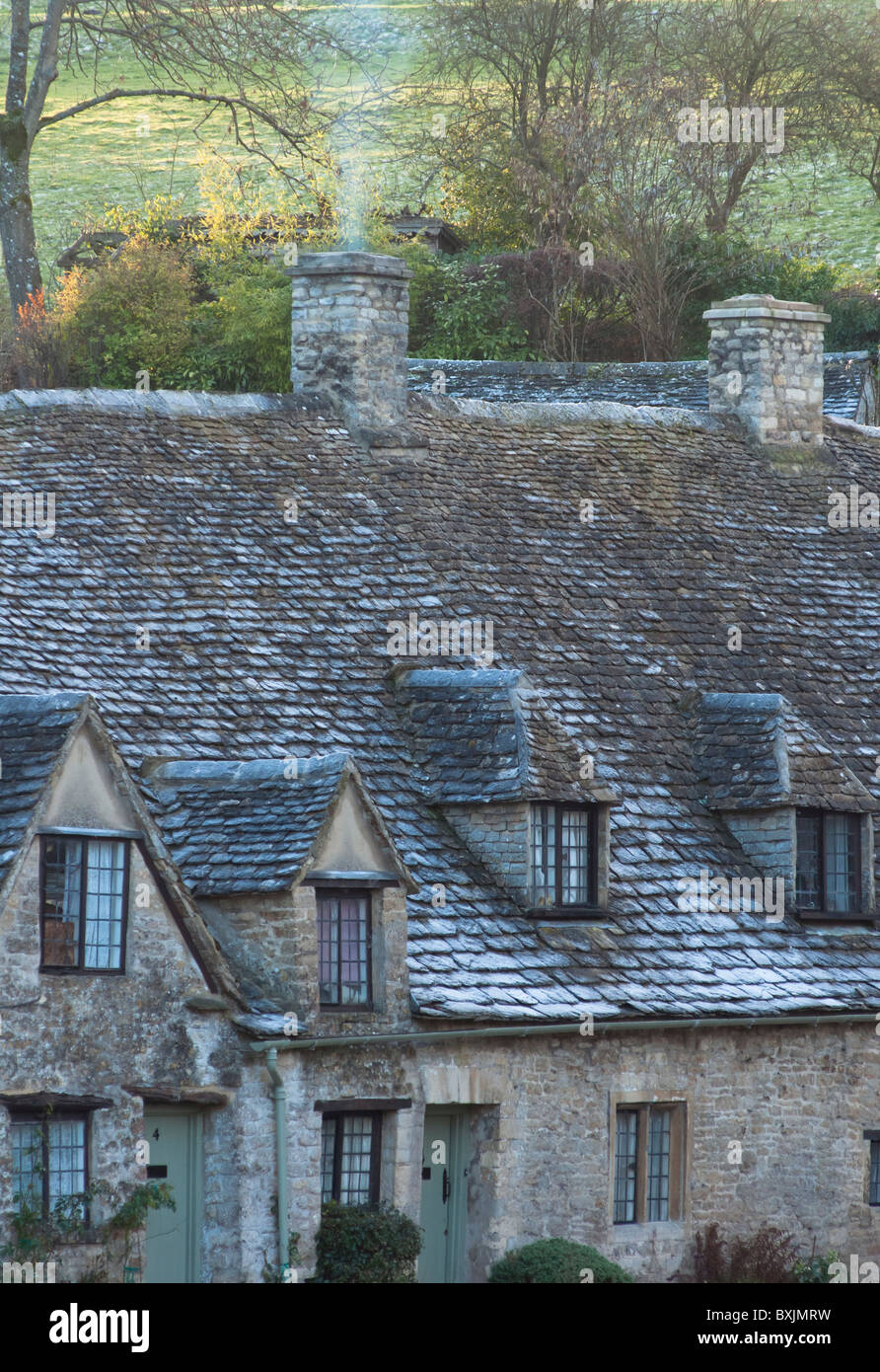 Arlington Row - 17th century weavers cottages, built in Cotswold stone, in the picturesque village of Bibury, Gloucestershire UK Stock Photo