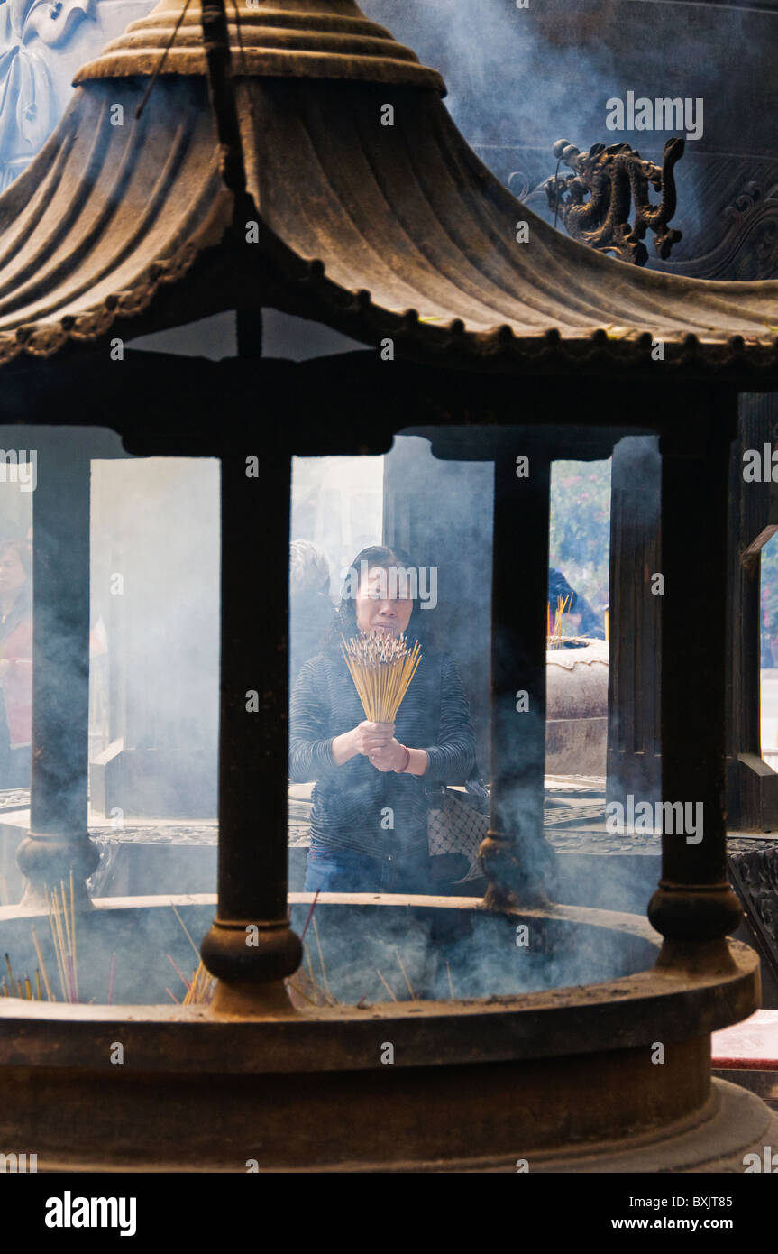 Incense burner buddhist temple hi-res stock photography and images - Alamy