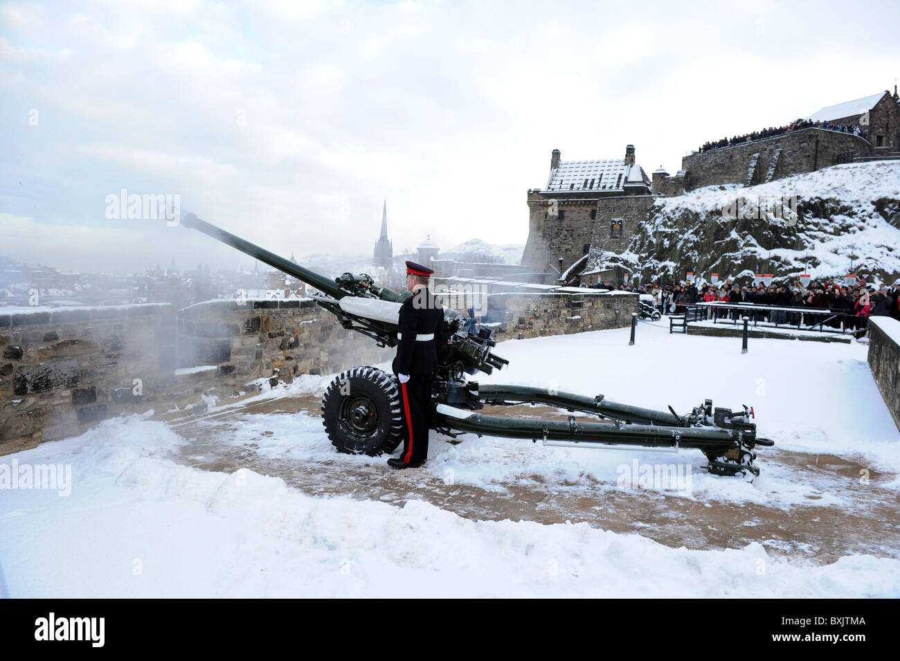The One O Clock Gun Being Fired At Edinburgh Castle The Gun Is Fired Stock Photo Alamy