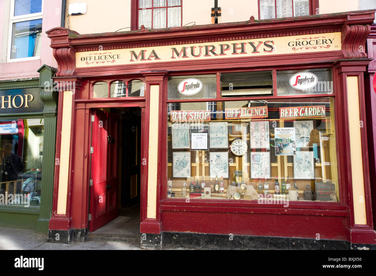 Ma Murphys pub in Bantry Town, County Cork, Ireland Stock Photo