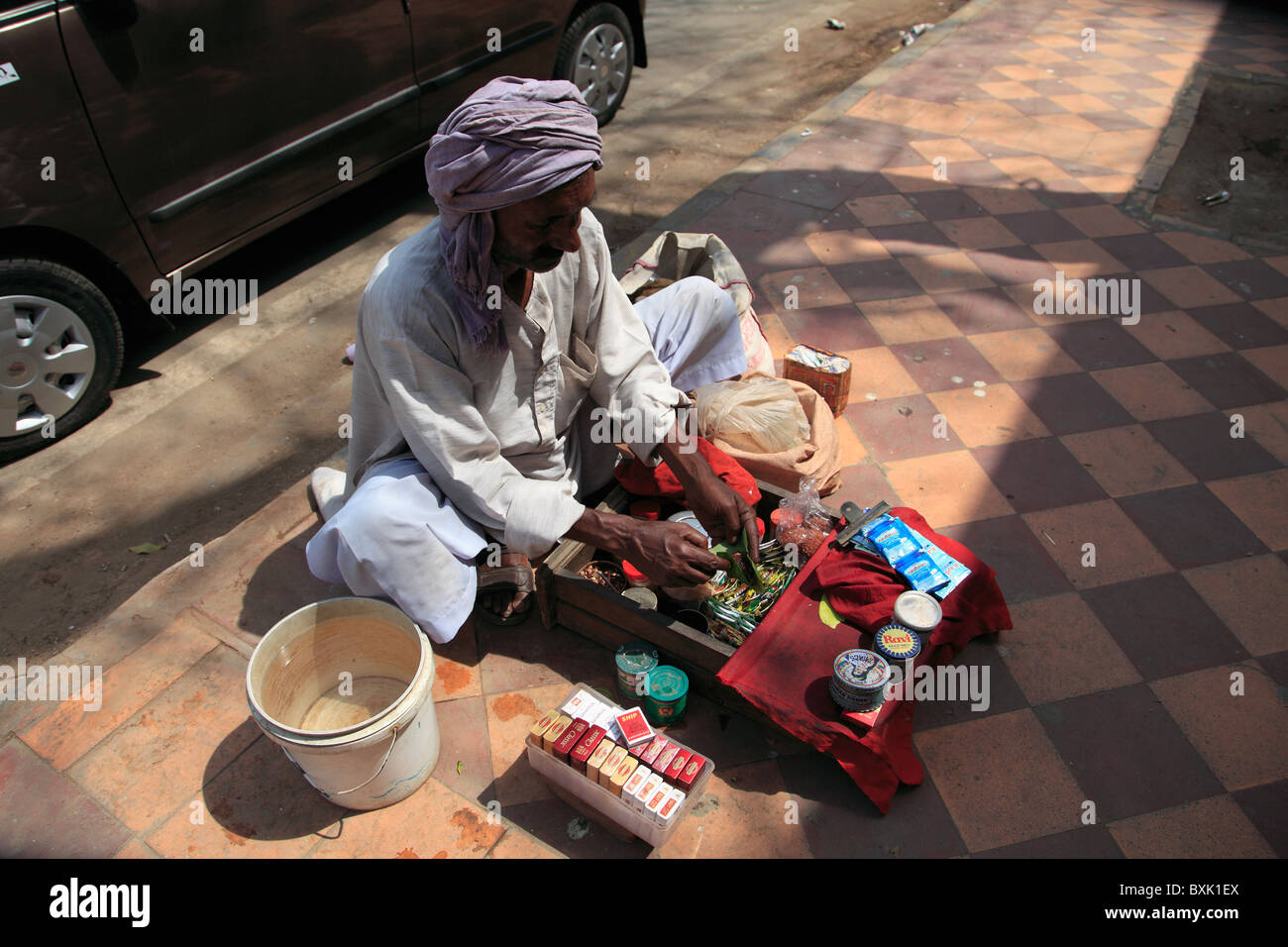 Street Vendor, Paan, an Indian chew made with betel leaves and nuts, mixed spices and lime paste, Delhi, India Stock Photo