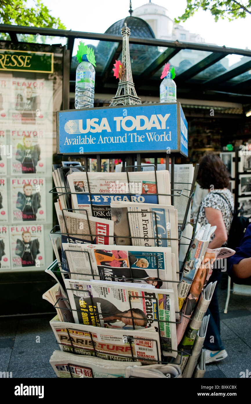 Paris, France, Newsstand Kiosk, French and International Newspapers, on Sale Champs-Elysees 'USA Today' Newspaper on Display, Street Vendor, kiosque à journaux Stock Photo