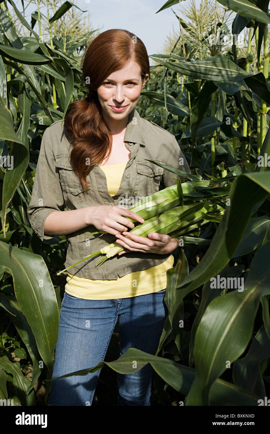 Женщины на кукурузном поле. Фотосессия в кукурузном поле в простыне. Съемка в кукурузном поле. Фотосессия в кукурузном поле. Фотосет в кукурузном поле.