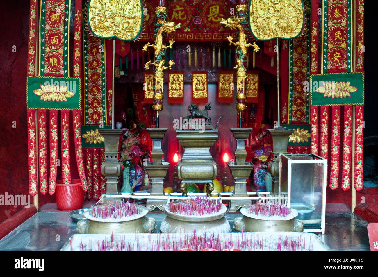 Chinese temple altar hi-res stock photography and images - Alamy