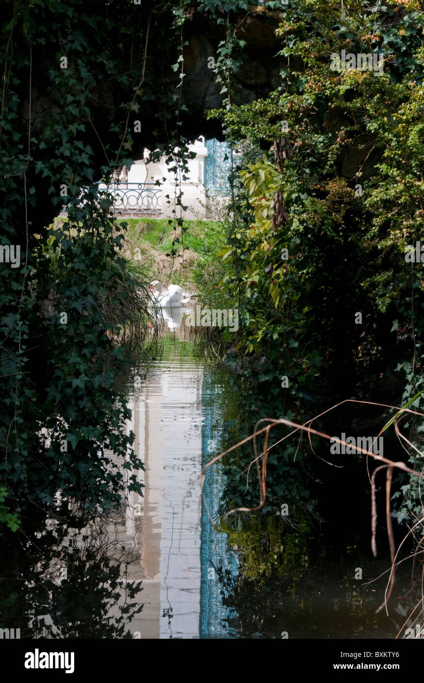 Jardins de Cristal Parc de Bagatelle Paris, Fontaine du Maharadjah by Saint- Louis Stock Photo - Alamy