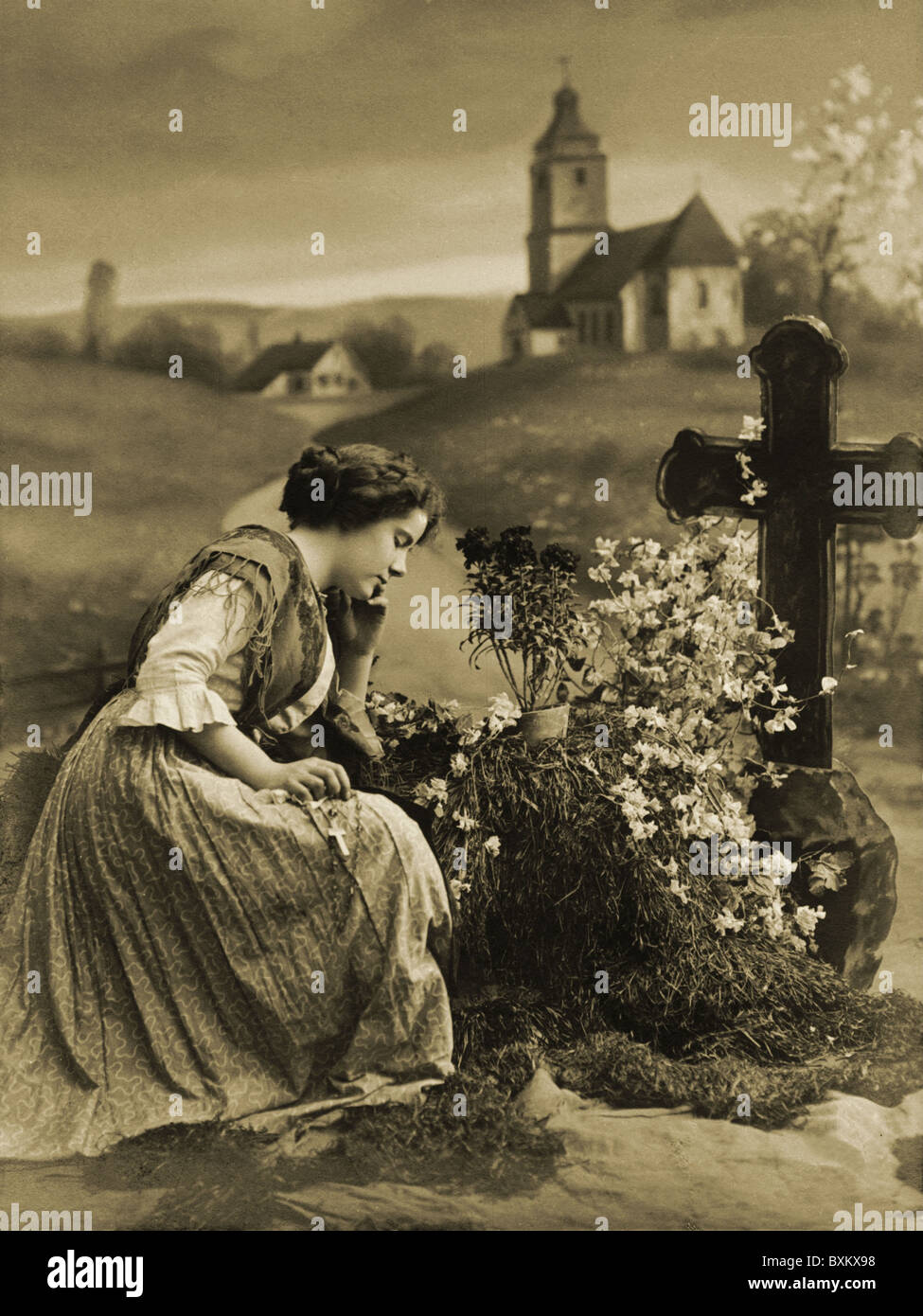 death, graves, young woman at the tomb, Germany, circa 1915, Additional-Rights-Clearences-Not Available Stock Photo