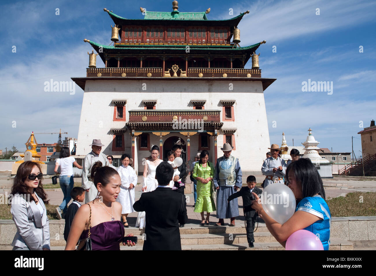 Wedding celebration, Datsan temple, Gandan aka Gandantegchenling Buddhist monestary, Ulaanbaatar, Mongolia Stock Photo