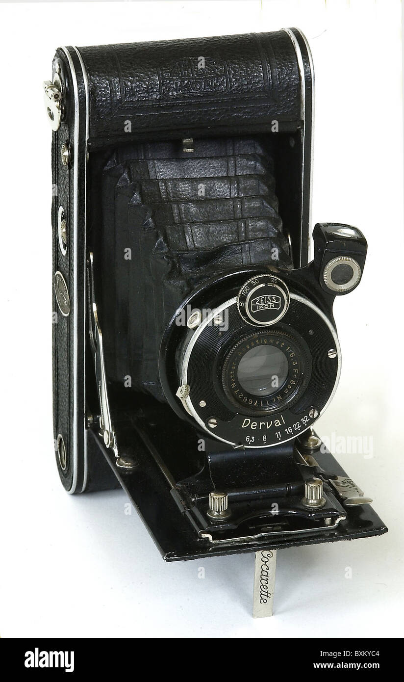 photography, cameras, Zeiss Ikon, Cocarette, for roll film, with lens: Nettar, Anastigmat, shutter: Derval, Germany, circa 1928, 1920s, 20s, 20th century, historic, historical, bellows camera, analogue, analog, Made in Germany, built: 1926 to 1929, clipping, cut out, studio shot, cut-out, cut-outs, Additional-Rights-Clearences-Not Available Stock Photo