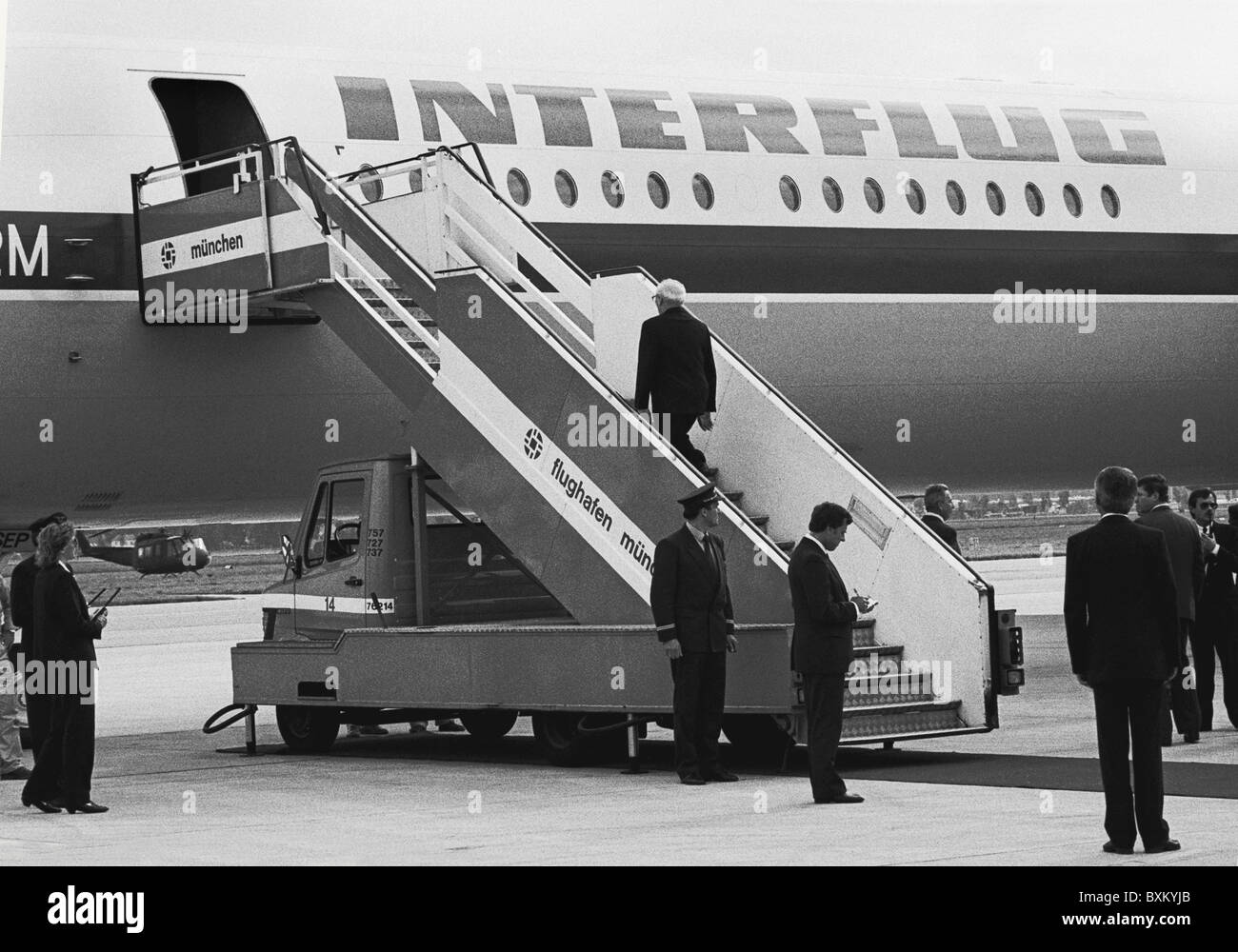 Honecker, Erich, 25.8.1912 - 29.5.1994, German politician (SED), Chairman of the Council of State of the German Democratic Republic, departure after states visit in West-Germany, Munich, 11.9.1987, Stock Photo