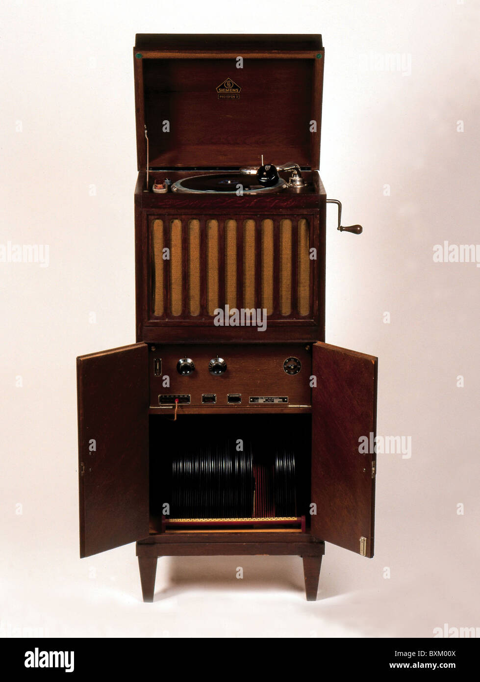 broadcast, radio, combined radio set and gramophone chest Siemens Protofon 2, Germany, 1929/1930, 1930s, 30s, 20th century, historic, historical, radio set Rfe 27, record, records, multimedia, record player, record players, audio, radio set, radio, radio sets, radios, home electronics, consumer electronics, entertainment electronics, home entertainment, studio shot, 1920s, Additional-Rights-Clearences-Not Available Stock Photo