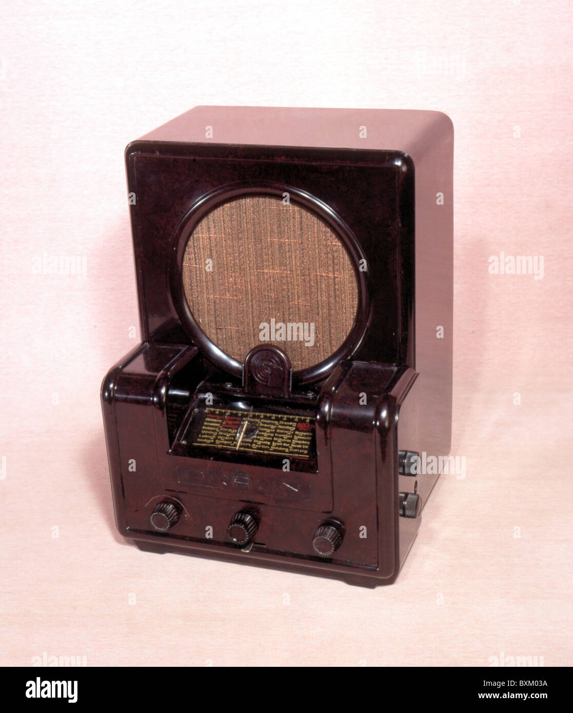 Bakelite radio 1930s hi-res stock photography and images - Alamy Bakelite radio 1930s hi-res stock photography and images - Alamy