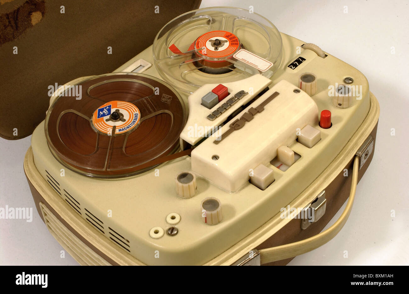Ferrograph Series 7 reel-to-reel tape recorder. Built late 1960s-early  1970s. Shown with recording heads and control panel covers open Stock Photo  - Alamy