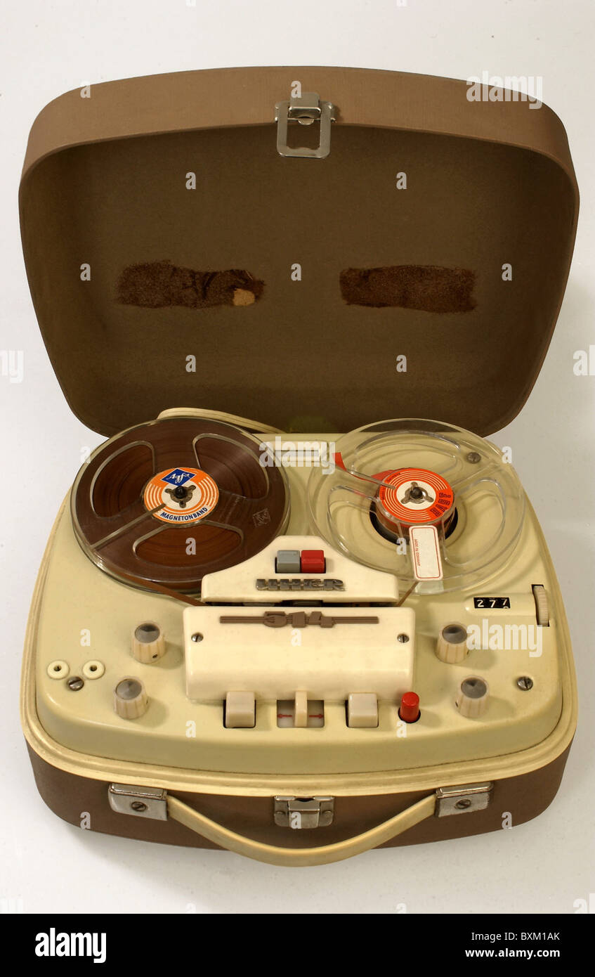 technics, tape recorder, Uher 514, Germany, 1960, 1960s, 60s, 20th century, tape recorders, technics, historic, historical, tape, recording, record, magnetic tape, magnetic tapes, panel, portable, carrying handle, carrying handles, tube device, origin price: 429 DM, synthetic case, brown, weight: 6,8 kg, audio, clipping, cut out, cut-out, cut-outs, Additional-Rights-Clearences-Not Available Stock Photo