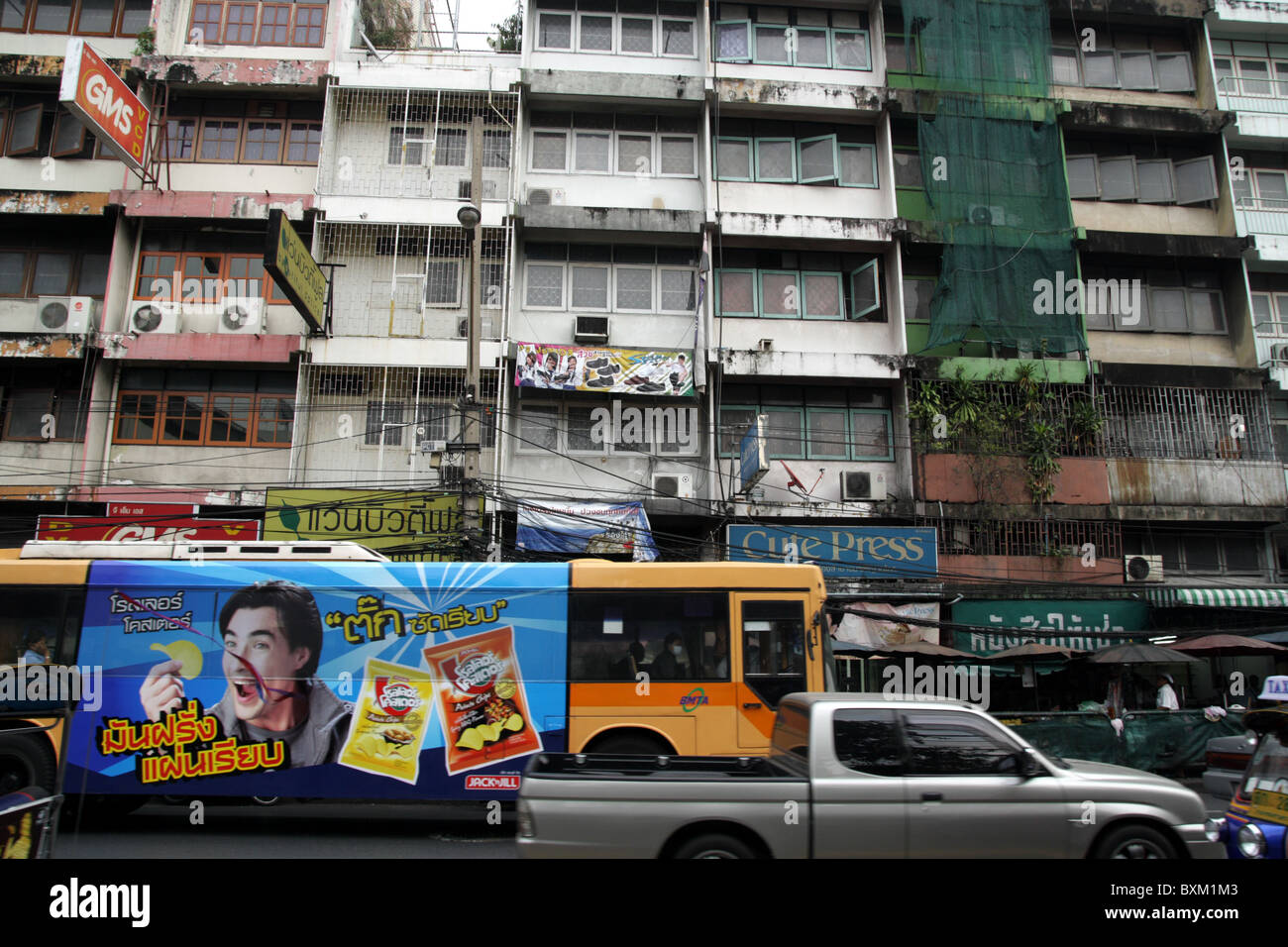 Building on the street in Bangkok Stock Photo - Alamy