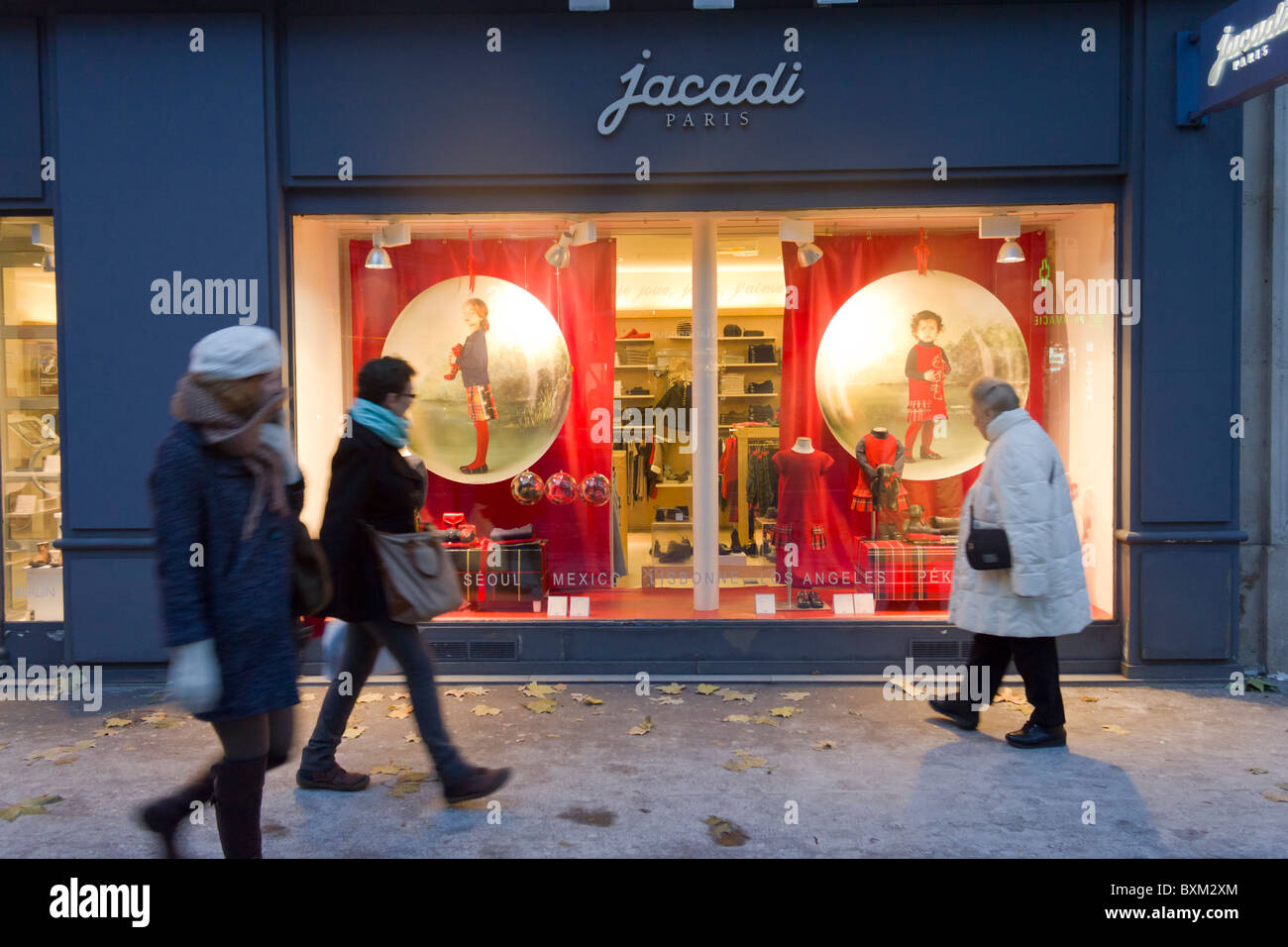 Paris fashion shops hi-res stock photography and images - Alamy