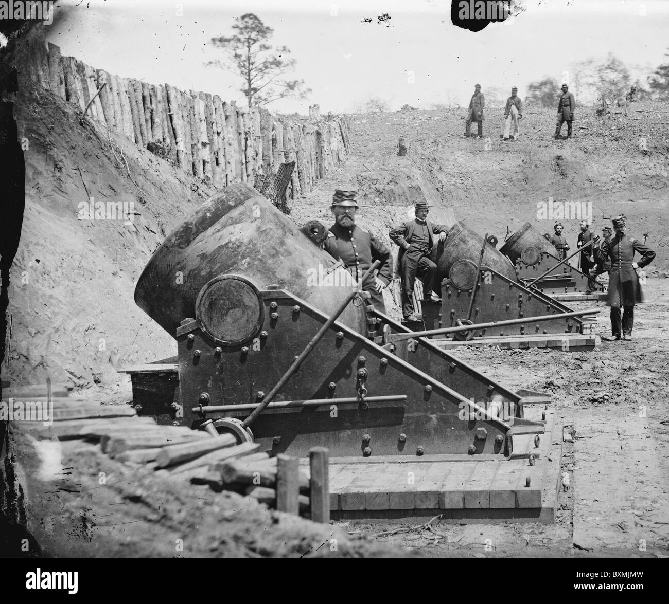 Yorktown, Va., vicinity. 13-in. seacoast mortars of Federal Battery No. 4 with officers of 1st Connecticut Heavy Artillery union Stock Photo