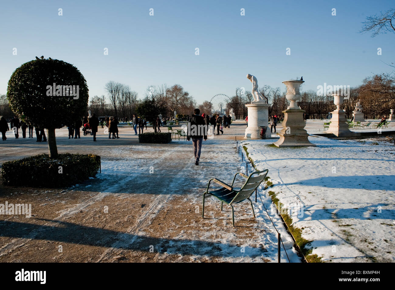 Paris, France, Outside French Urban Parks, 'Jardin des Tuileries', People Walking in the Snow Stock Photo