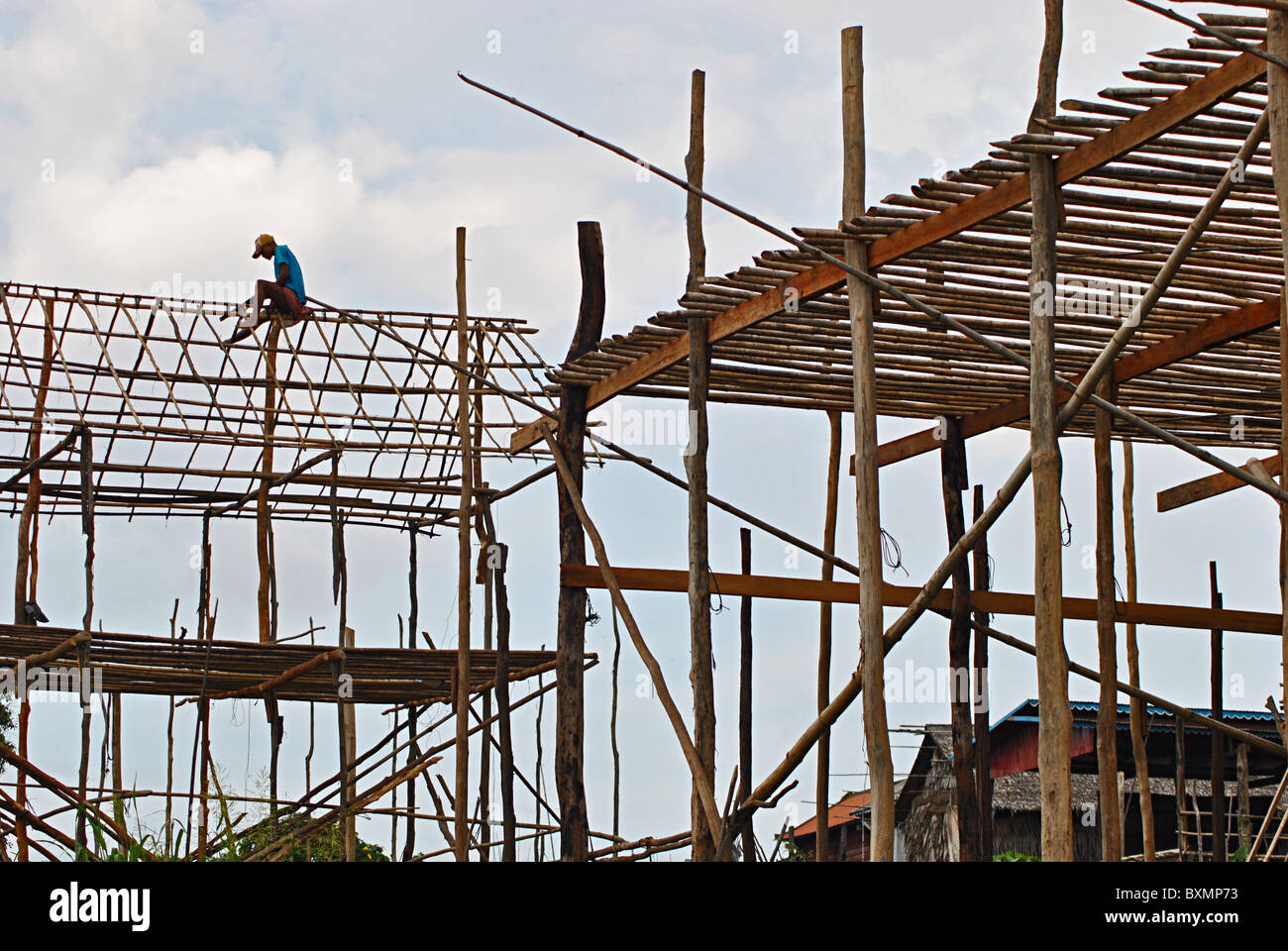 Man building houses in Kompong Khleang, Cambodia Stock Photo
