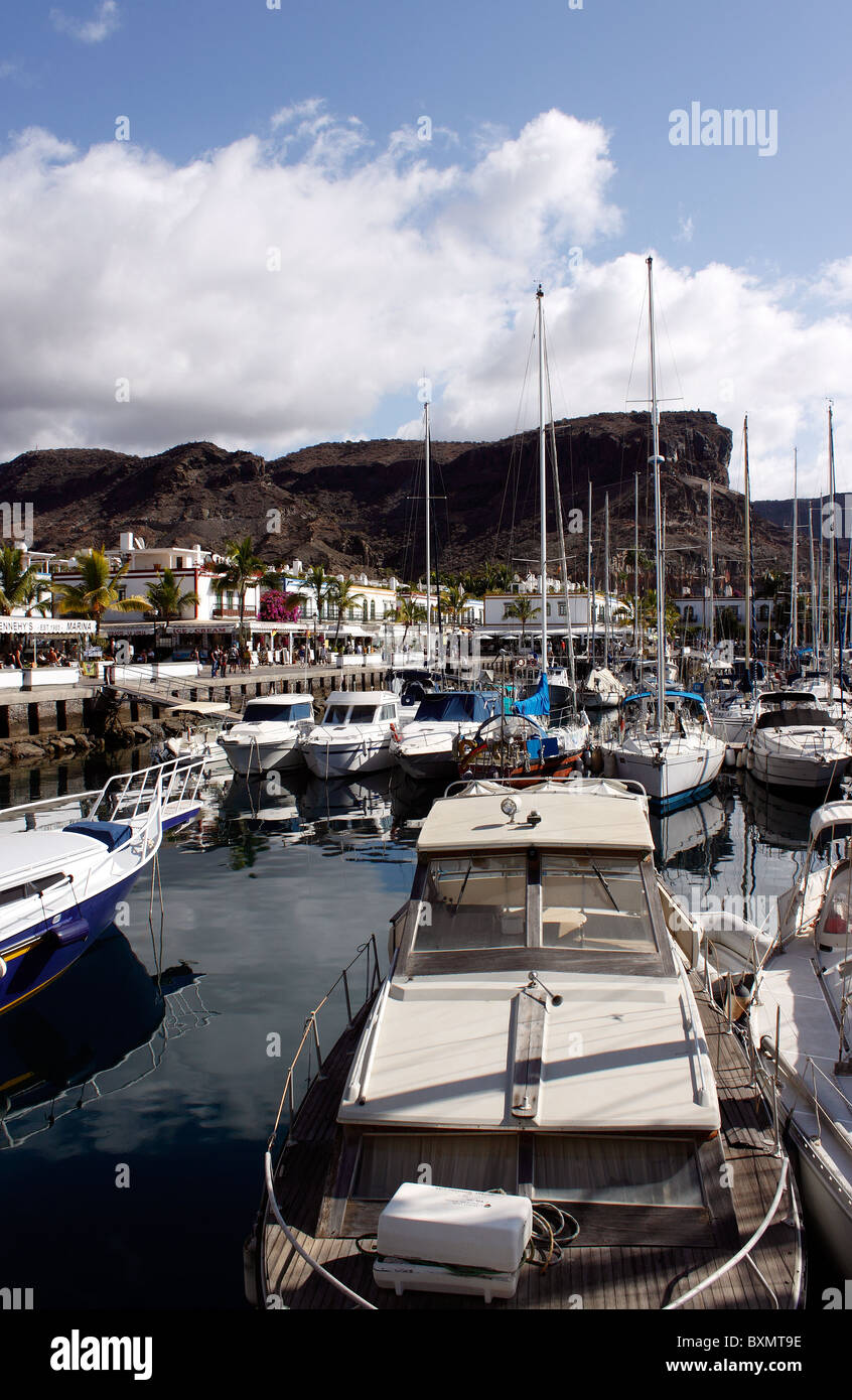 Puerto mogan marina boats hi-res stock photography and images - Alamy