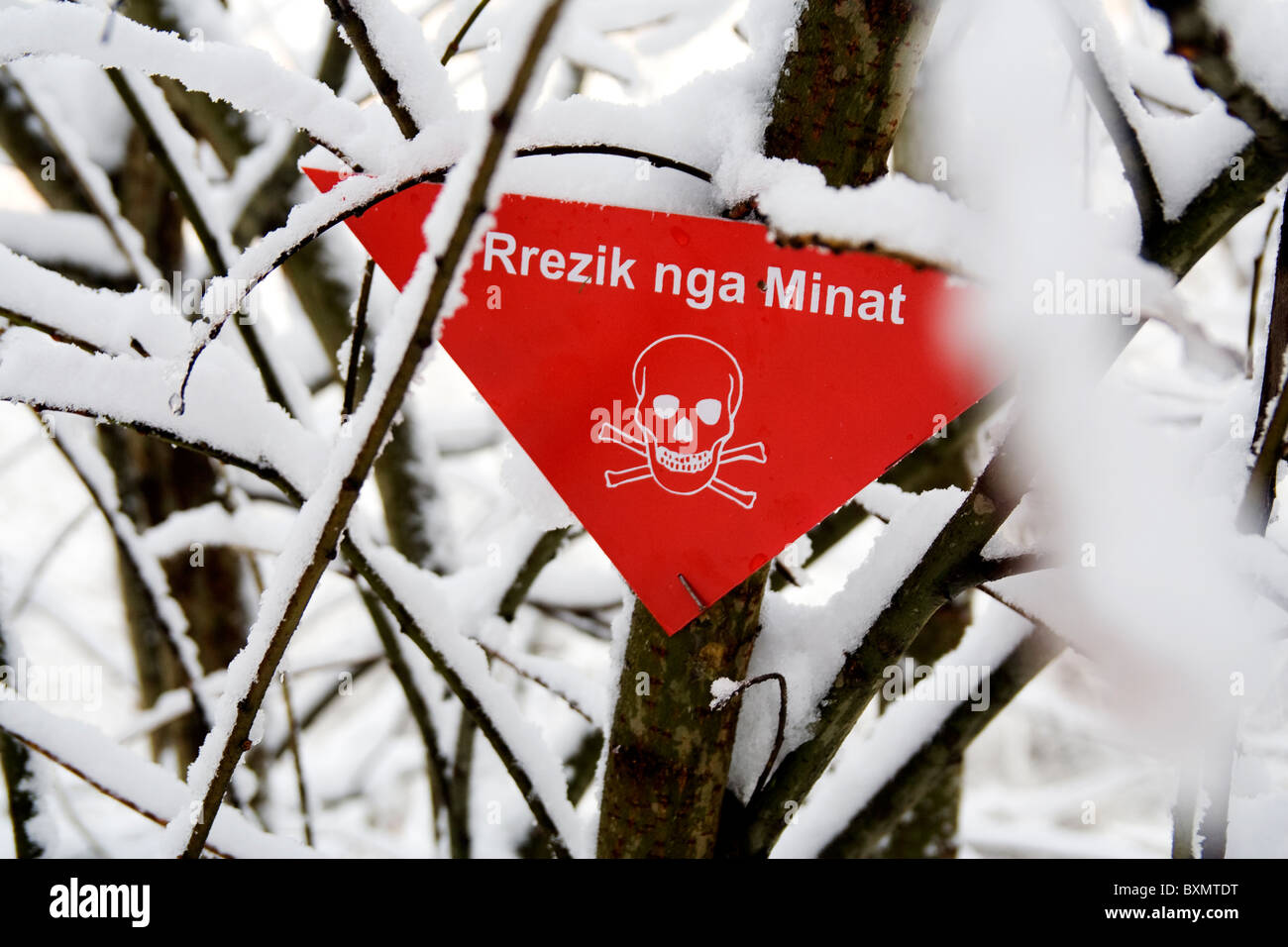 A sign in Albanian warning of the presence of land-mines in Germia Park, a public area outside Prishtina in Kosovo Stock Photo