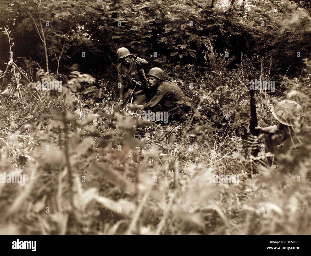 The 3rd Mortar Sqd, Co A, 1st Battalion, 187th RCT, 2nd US Infantry Division zeros in on snipers at Inje, Korea. Stock Photo