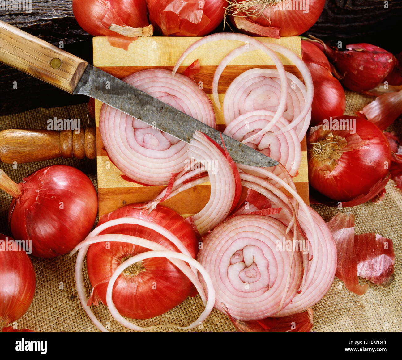 Red onions in skin and knife hi-res stock photography and images - Alamy