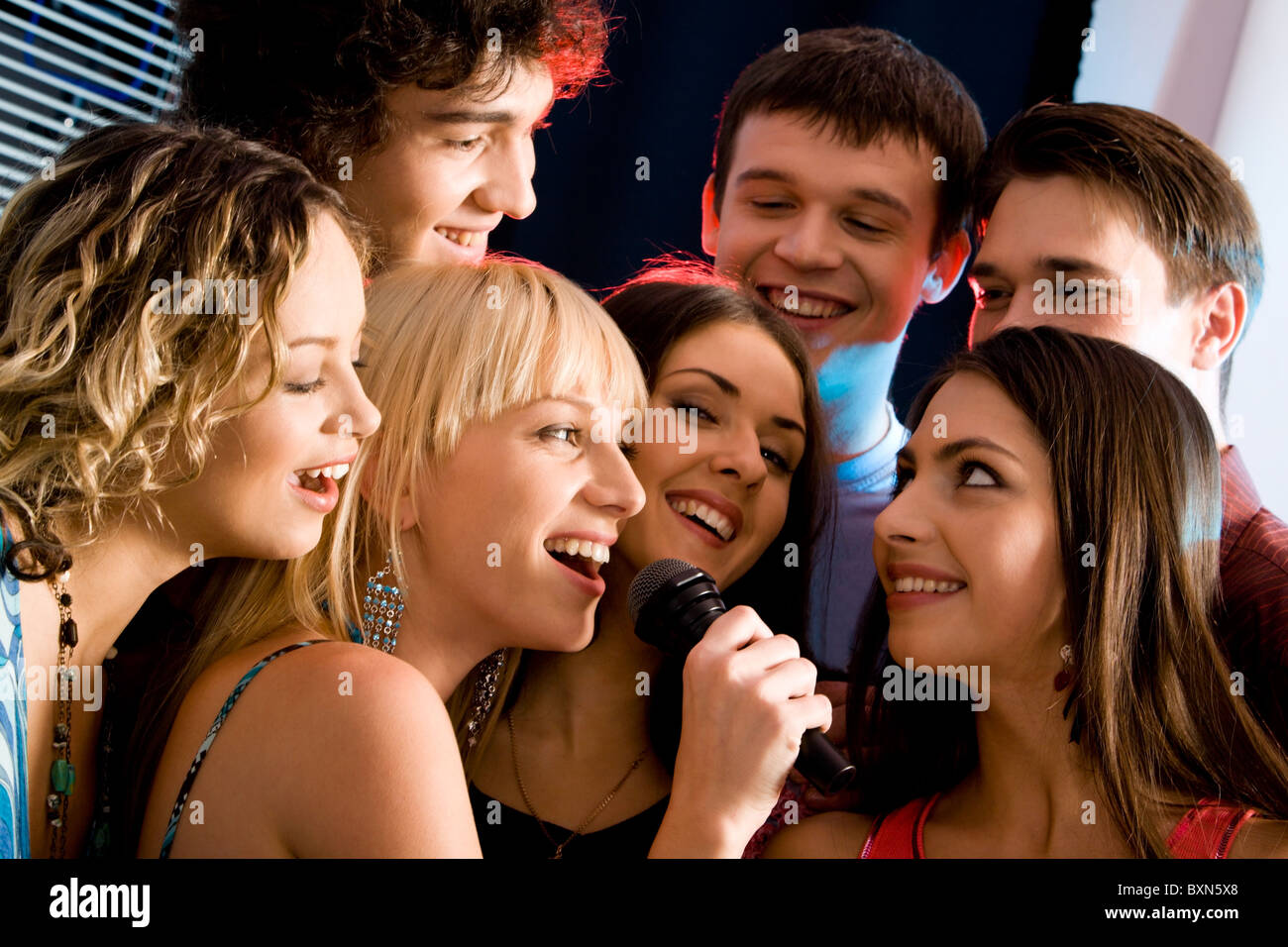 Пять петь. Поет много людей. Молодежь поет. Взрослые люди поют. Люди поют на празднике.