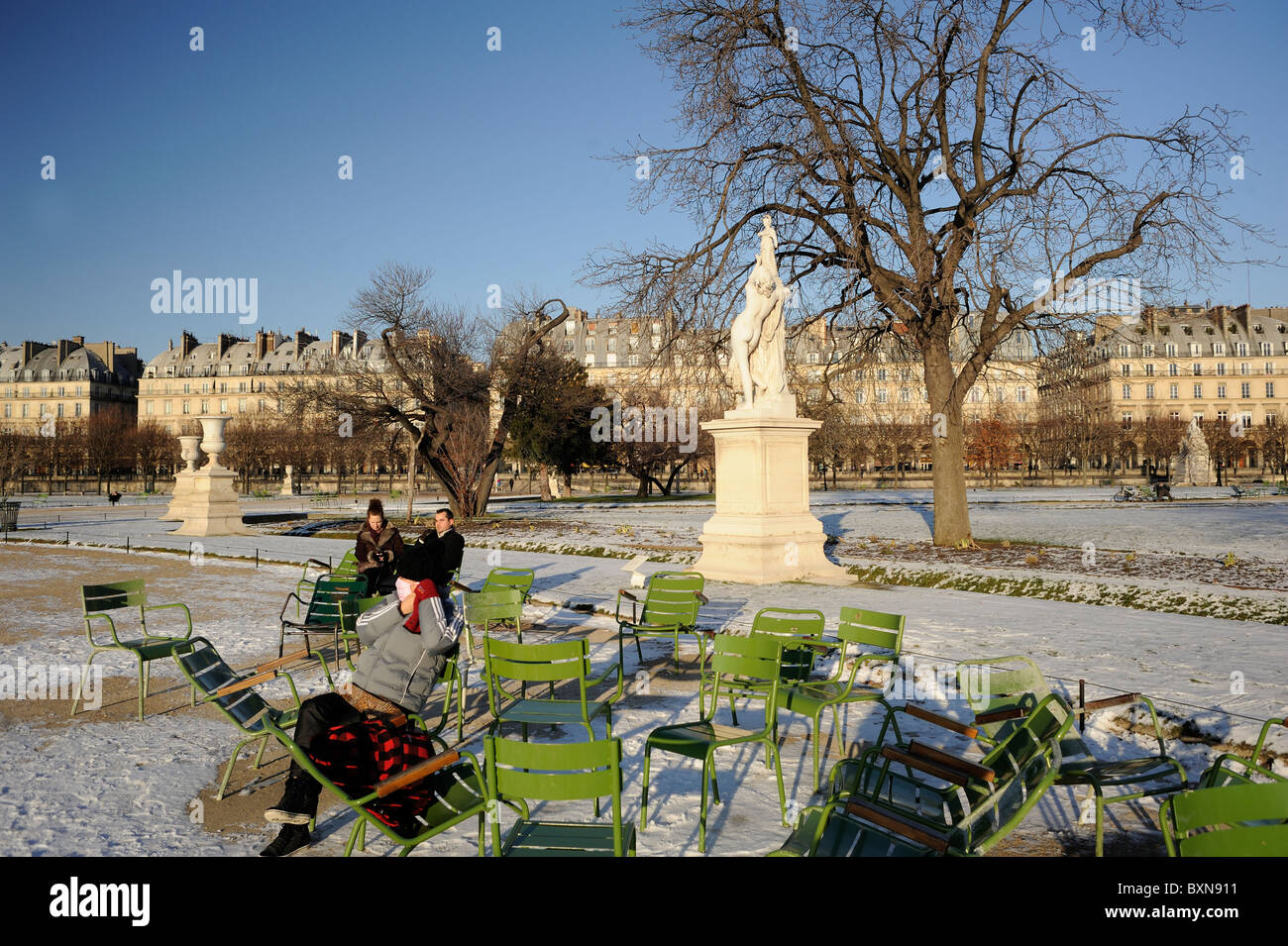 Paris monument tourists hi-res stock photography and images - Alamy