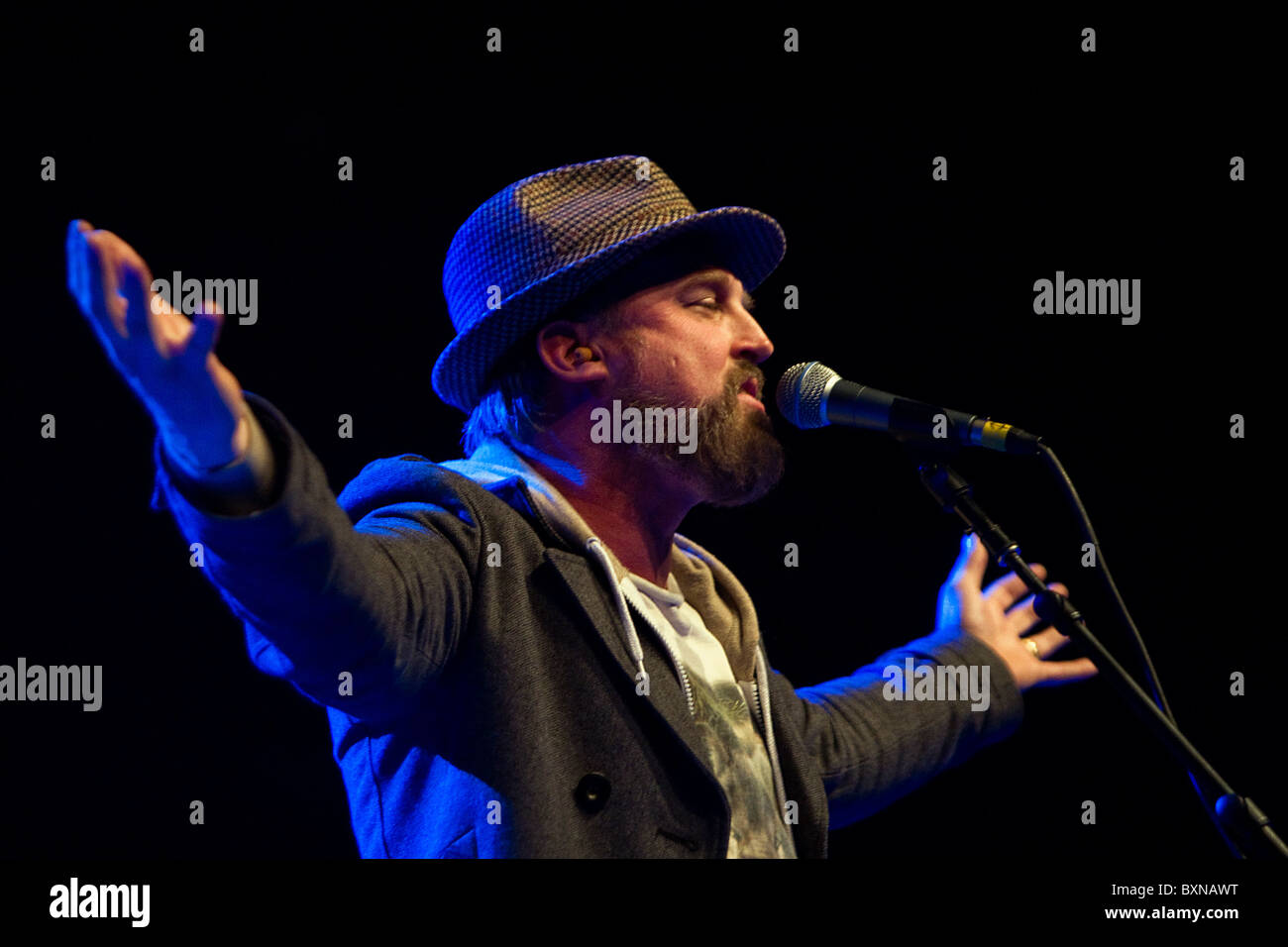 Rock Band Cake performing live in concert Stock Photo Alamy