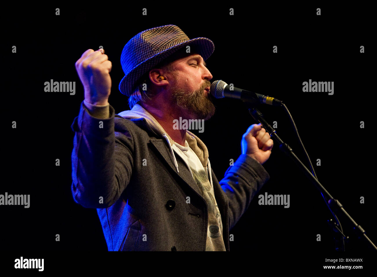 Rock Band Cake performing live in concert Stock Photo Alamy