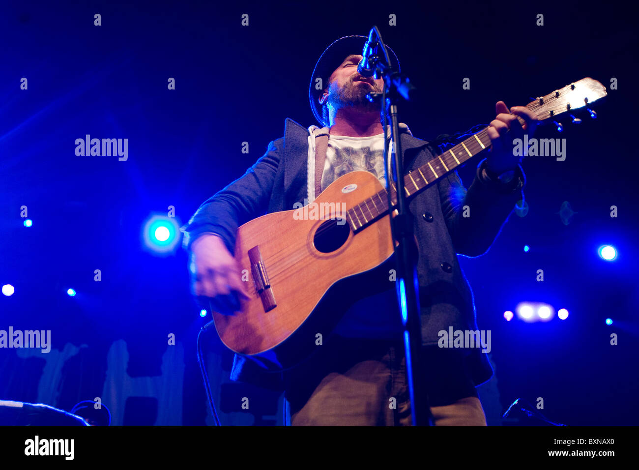 Rock Band Cake performing live in concert Stock Photo Alamy
