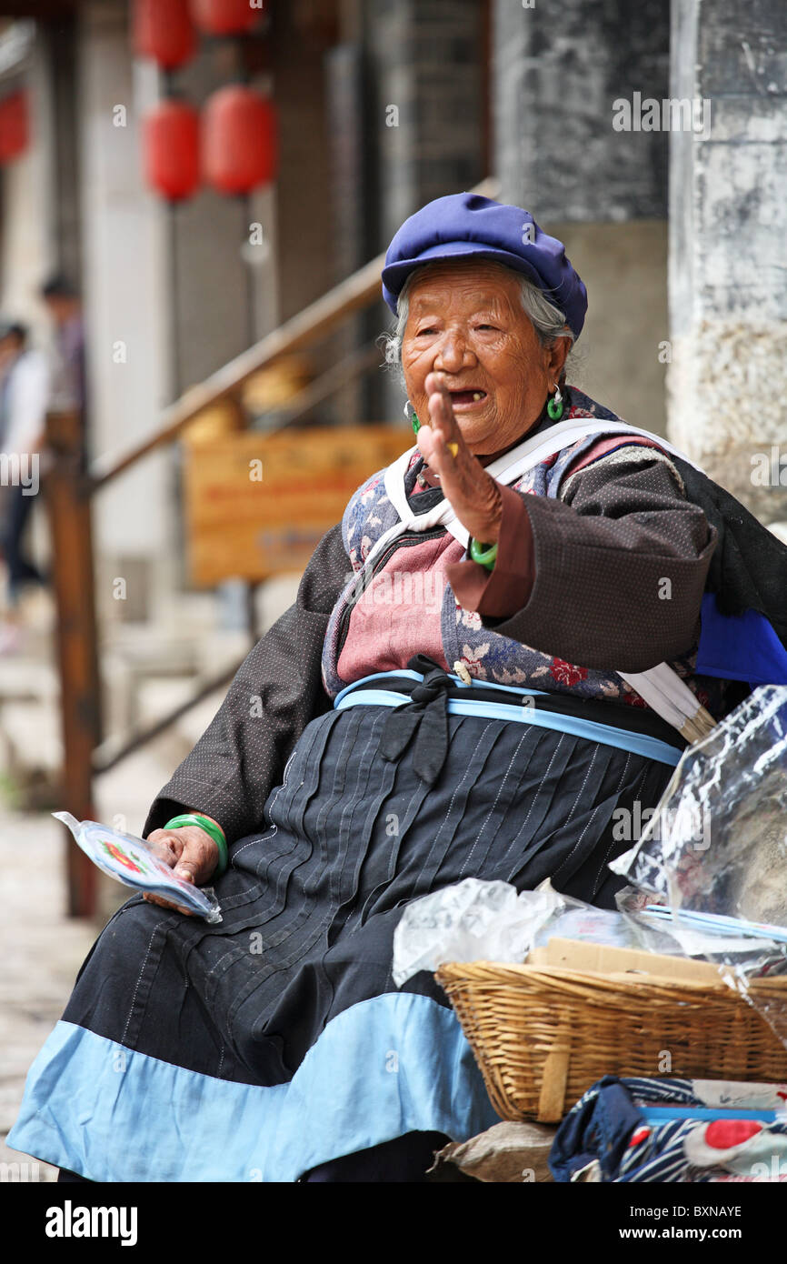 Naxi woman in street, Lijiang, Yunnan Province, China Stock Photo