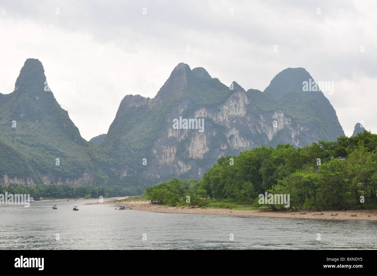 Beautiful scenery with the many karst hills along Li River, Guilin area ...