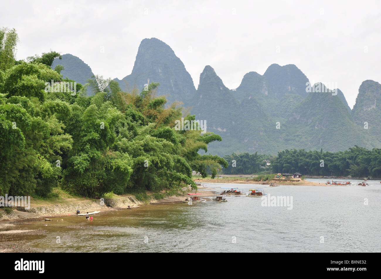 Beautiful scenery with the many karst hills along Li River, Guilin area ...
