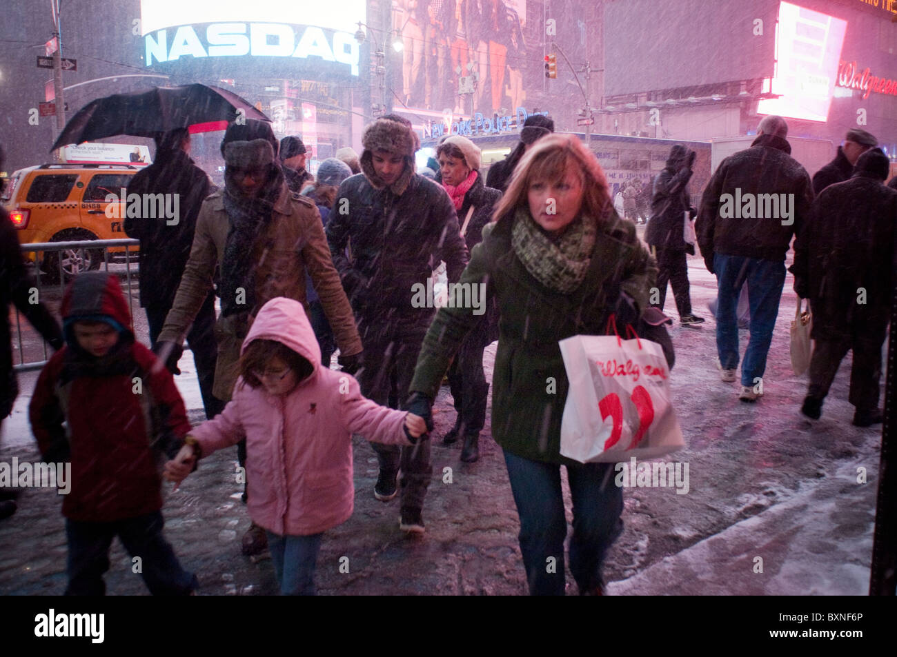 New Yorkers and visitors maneuver through the snow in Times Square in New York Stock Photo Alamy