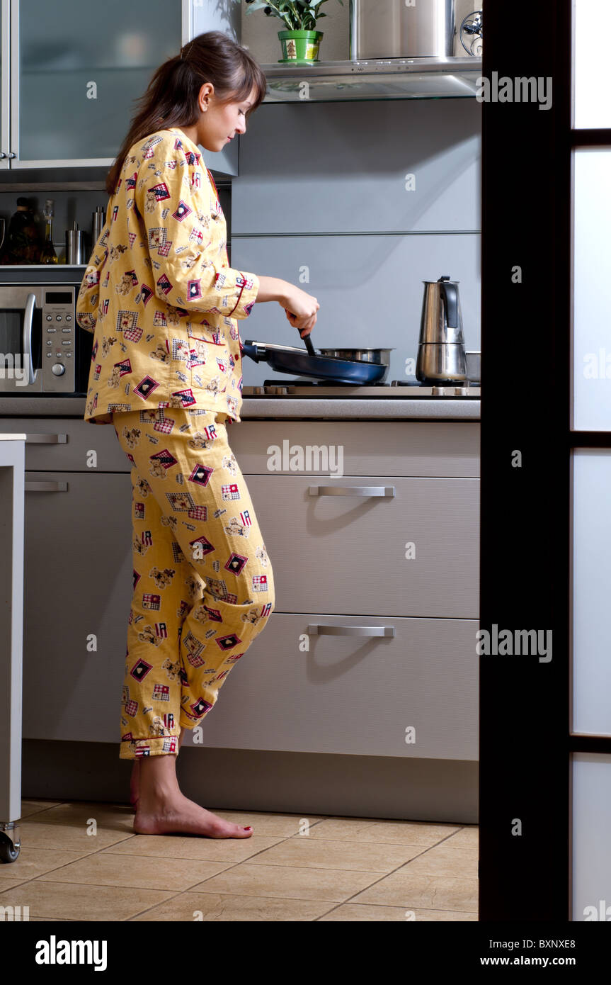 Мама в халате на кухне. Девушка в пижаме на кухне. Босоногая женщина на кухне. Женщина босиком на кухне. Фотосессия в пижамах на кухнн.