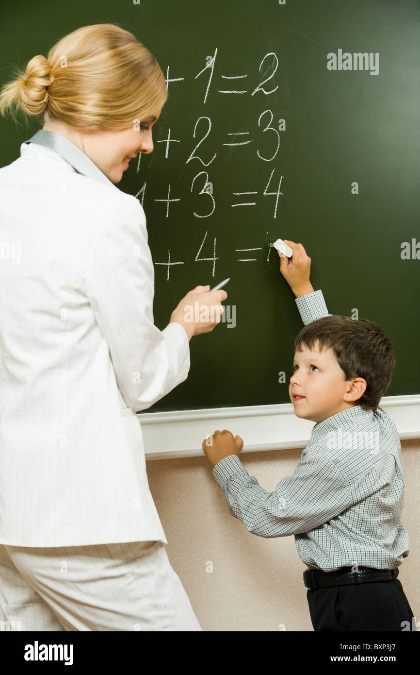 учителю с уважением. ученики машут руками уходящему учителю. His teacher is. я сижу на лекции у меня. школьник размахивает портфелем.