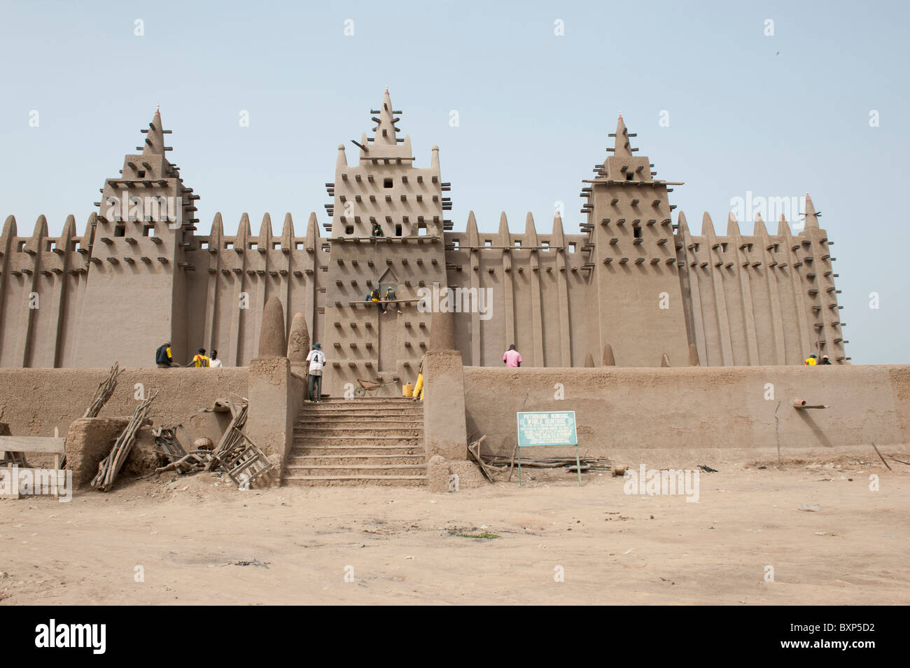 Workers of the "Aga Khan Trust for Culture" repairing the plasterwork of the Great  Mosque of Djenné, Mali Stock Photo