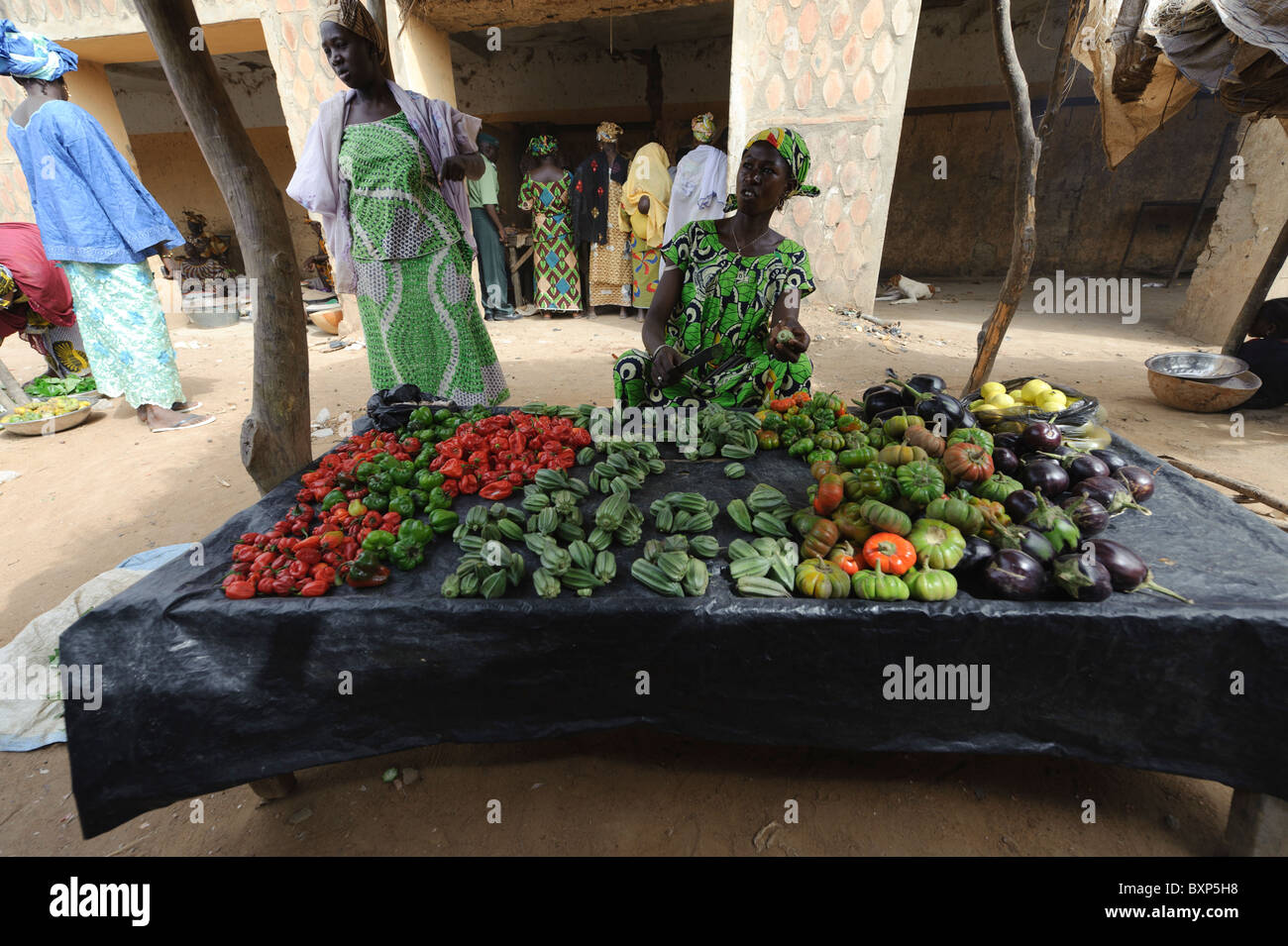 Market scene on the Petit Marchée ( small market) of Djenné, Mali Stock Photo