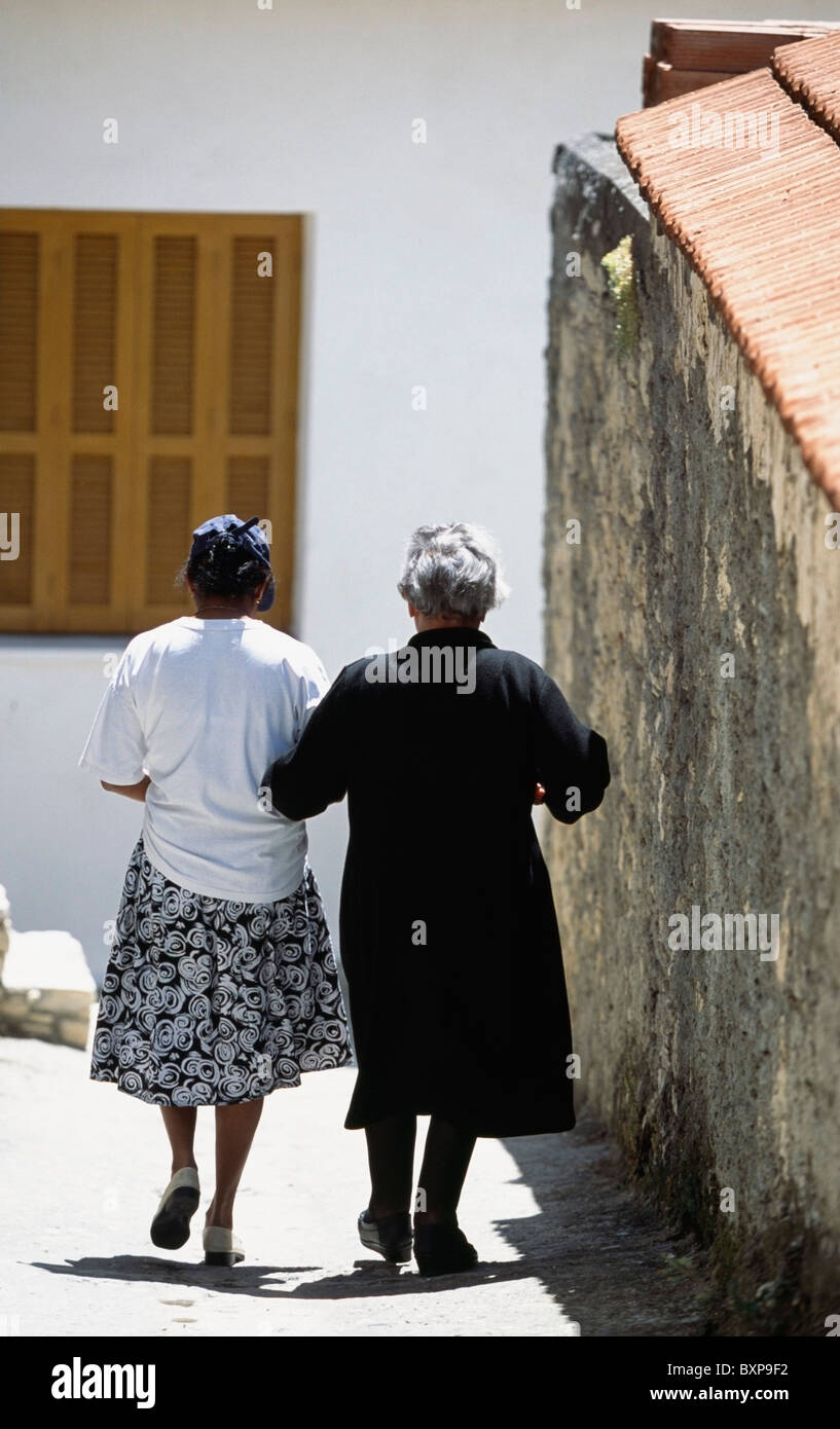 Walking along street arm in arm hi-res stock photography and images - Alamy