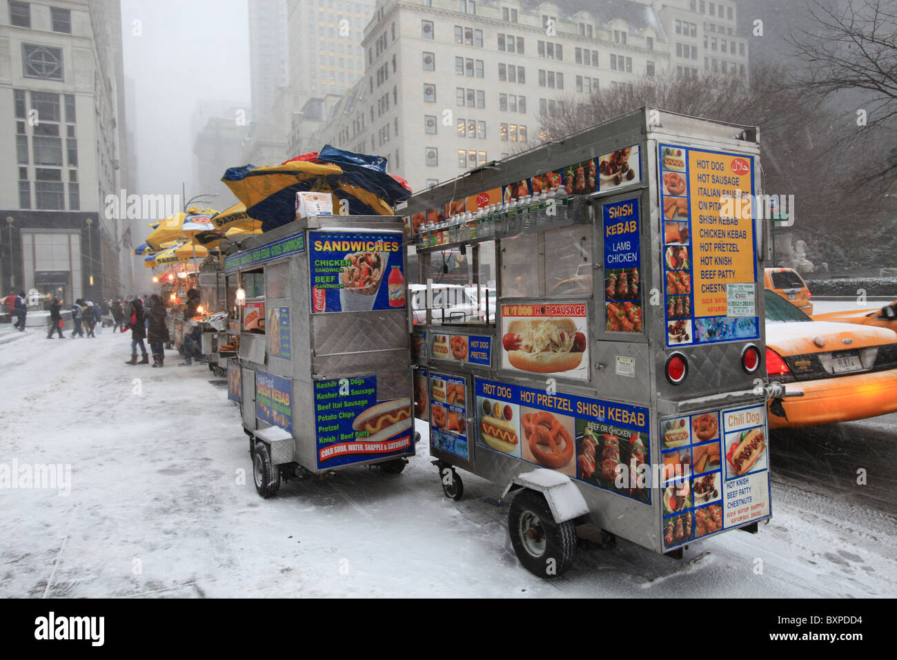 Hot dog vendors outside Apple store on Fifth ave in New York city in the great snowstorm that came down hard in Christmas 2010 Stock Photo