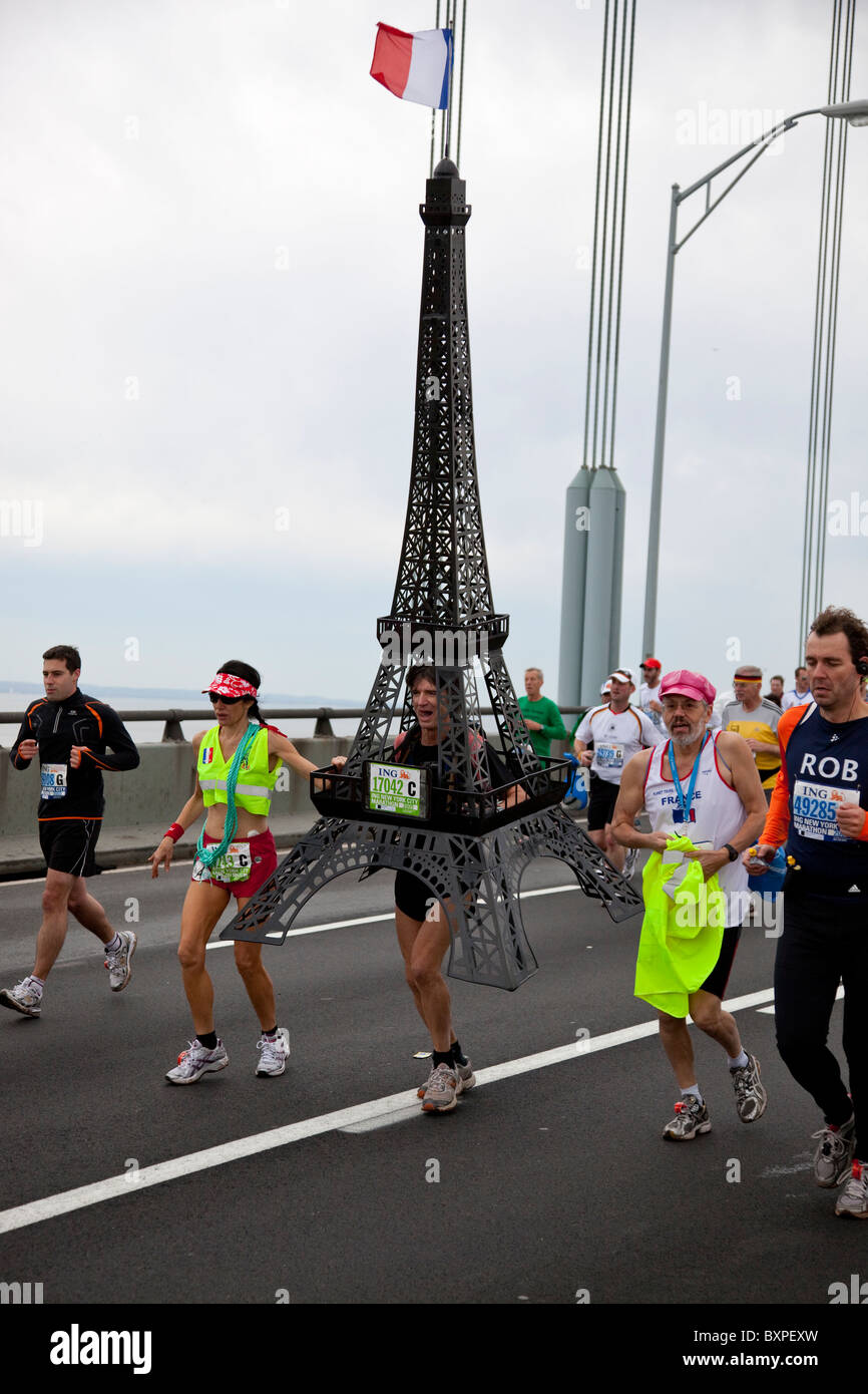 Runners crossing the Verrazano Bridge during the 2009 New York City Marathon Stock Photo